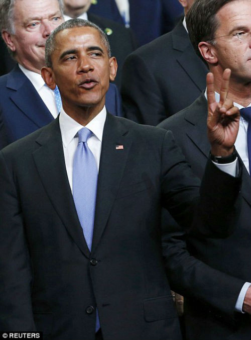Tổng thống Obama giơ hai ngón tay biểu tượng hòa bình trong lúc chụp ảnh khi Hội nghị an ninh kết thúc.