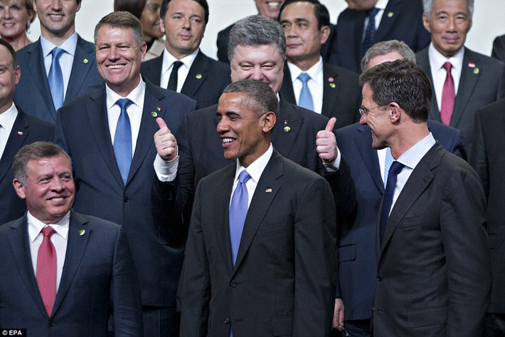 Tổng thống Ukraine Petro Poroshenko “tạo dáng” khi đứng phía sau ông Obama.