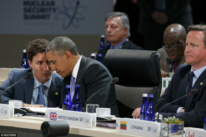 Ông chủ Nhà Trắng trò chuyện với Thủ tướng Canada Justin Trudeau trong lúc Hội nghị diễn ra.