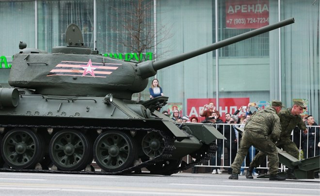 BTR "Kurganets-25" tại thời điểm thông qua thiết bị quân sự trên đường phố Tverskaya.