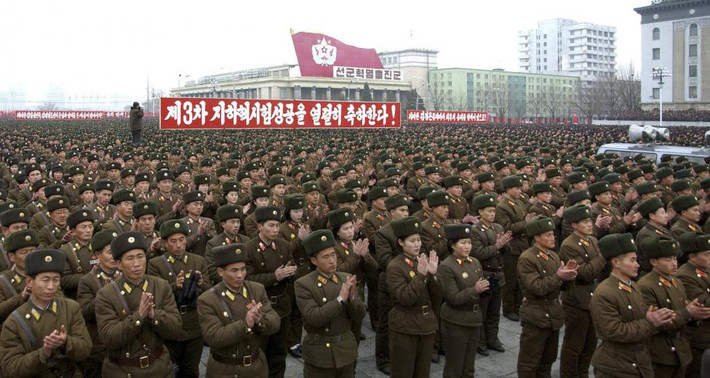 Quân nhân Triều Tiên tại quảng trường Kim Il-sung ở Bình Nhưỡng ngày 14/2/2013.