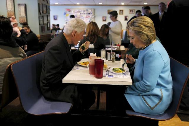Ứng viên Tổng thống Mỹ của Đảng Dân chủ, Cựu Ngoại trưởng Hillary Clinton cùng chồng ăn bữa sáng tại nhà hàng Chez Vachon ở Manchester, New Hampshire.