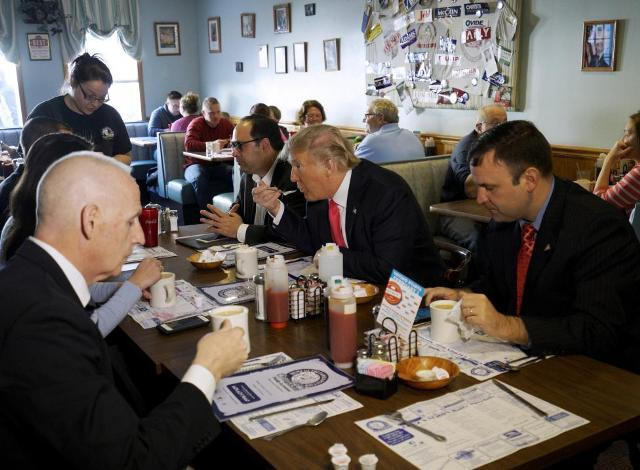 Ông trùm bất động sản Donald Trump vừa thưởng thức kem tươi trên thức uống sô cô la nóng vừa bàn chuyện với đội ngũ nhân viên phụ trách vận động tranh cử tại New Hampshire.