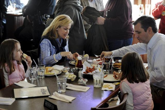 Ứng viên Ted Cruz– người bám sát tỷ phú Donald Trump trong cuộc bầu cử sơ bộ Đảng Cộng hòa cùng gia đình thưởng thức bữa ăn truyền thống ở nhà hàng Rite Place (Wisconsin).