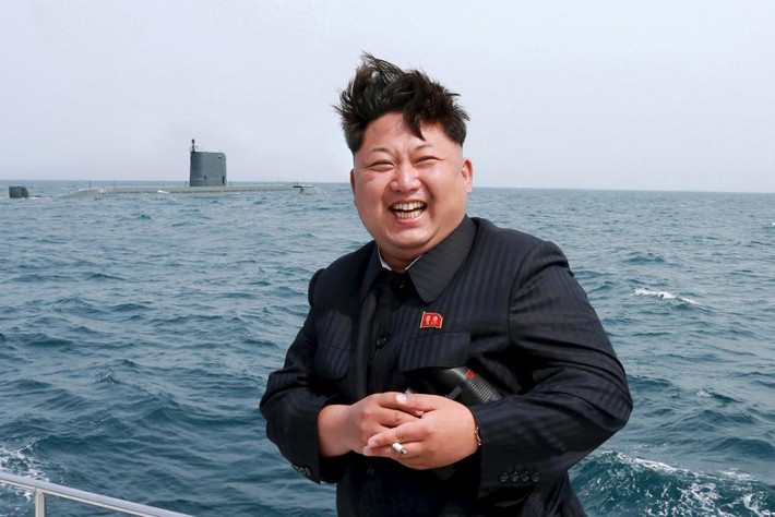 Nhà lãnh đạo Triều Tiên Kim Jong-un theo dõi một vụ phóng thử tên lửa đạn đạo từ tàu ngầm. Bức ảnh được đăng tải ngày 9/5/2015.
