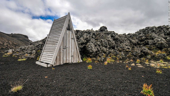 Nhà vệ sinh hình tam giác gây thu hút ở khu bảo tồn thiên nhiên Fjallabak, Iceland.