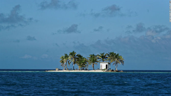 Hòn đảo “toilet” giữa biển nước mênh mông gần Placencia, Belize.