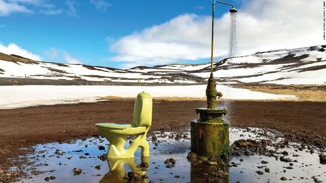 Nhà vệ sinh lộ thiên ở Krafla, Iceland.