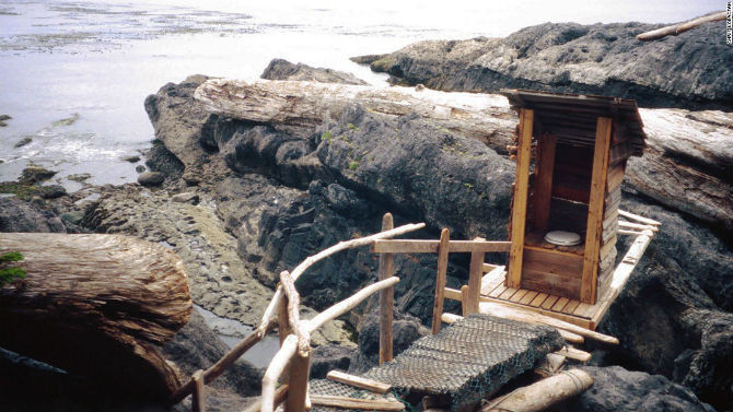 Toilet bằng gỗ chênh vênh giữa các mỏm đá ở Haida Gwaii, British Columbia, Canada.