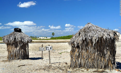 Hai nhà vệ sinh dành cho nam và nữ trên bãi biển Jericoacoara, Brazil. 20 năm trước, bãi biển này vẫn là một vùng đất hoang sơ.