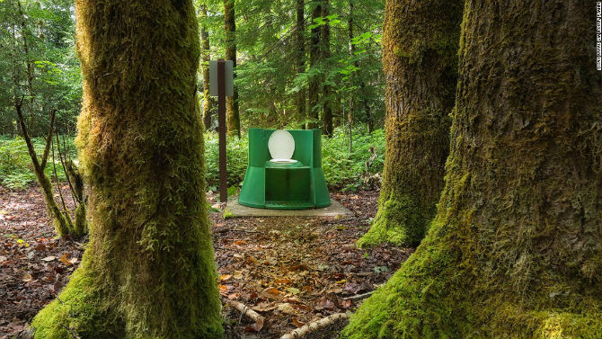 Nhà vệ sinh giữa rừng sâu ở British Columbia, Canada.