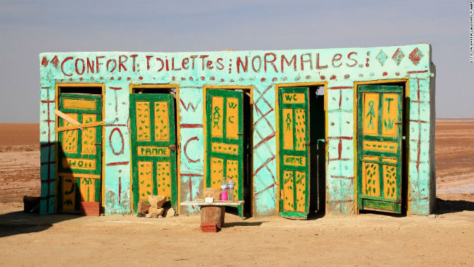 Nhà vệ sinh ở Chott el Djerid, Tunisia được “quảng cáo” là “thoải mái”.