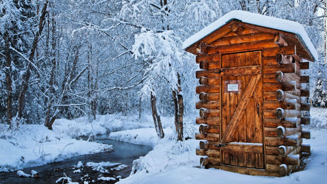 Nhà vệ sinh ngoài trời ở khu nghỉ dưỡng suối nước nóng Chena, bang Alaska (Mỹ) là một trong những nhà vệ sinh độc nhất thế giới. Công trình này được xây dựng hoàn toàn bằng gỗ.