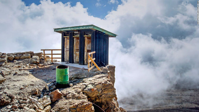 Nhà vệ sinh ở độ cao 4.600 mét ở Barafu Camp, Tanzania.