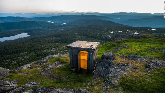 Từ nhà vệ sinh này, bạn có thể ngắm nhìn ngọn núi Jonsknuten cao 904 mét ở Jonsknuten, Kongsberg, Na Uy.