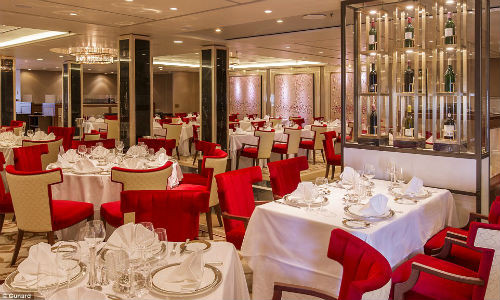 Nhà hàng Queens Grill được tân trang mang phong cách Regency với đồ nội thất mềm mại.