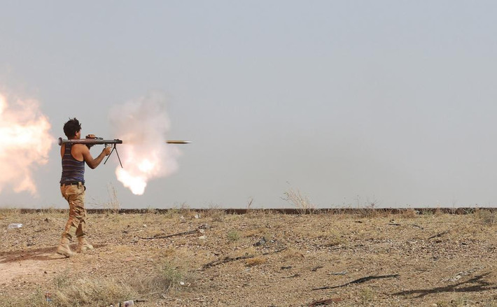 Chiến binh Iraq nã tên lửa trong cuộc giao tranh với phiến quân IS ở ngoại ô thành phố Fallujah, Iraq, ngày 1/6.