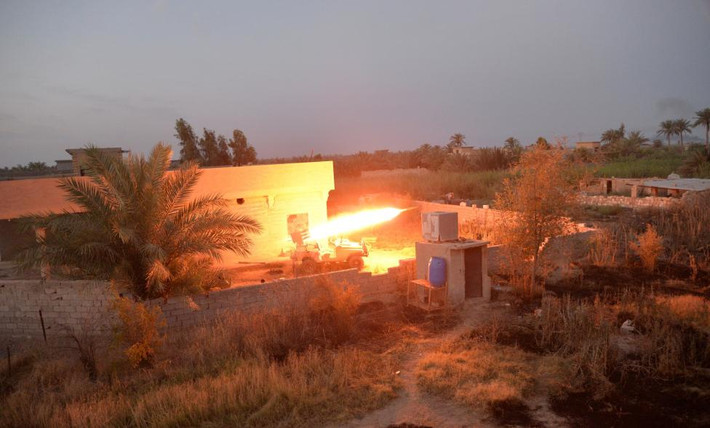 Các chiến binh người Shiite nã pháo về phía chiến binh IS ở ngoại ô thành phố Fallujah hôm 23/5.
