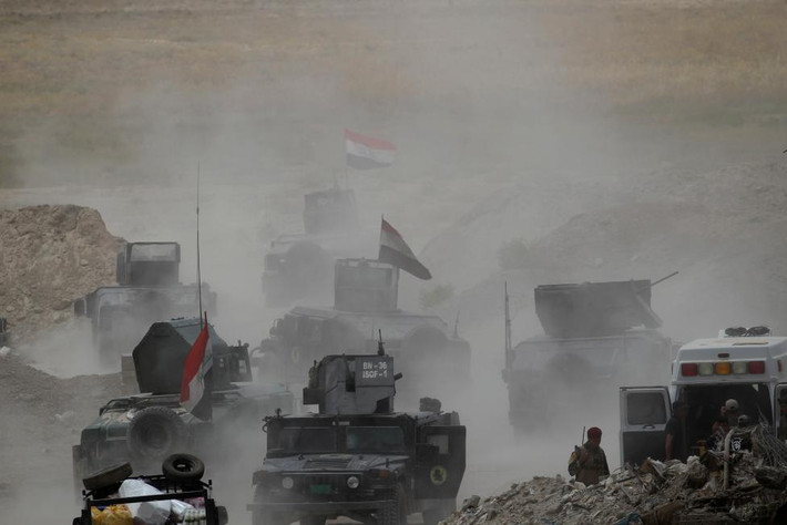 Đoàn xe quân sự của lực lượng an ninh Iraq tiến quân tới Fallujah, một trong những thành trì cuối cùng của tổ chức khủng bố IS tại Iraq, hôm 10/6.