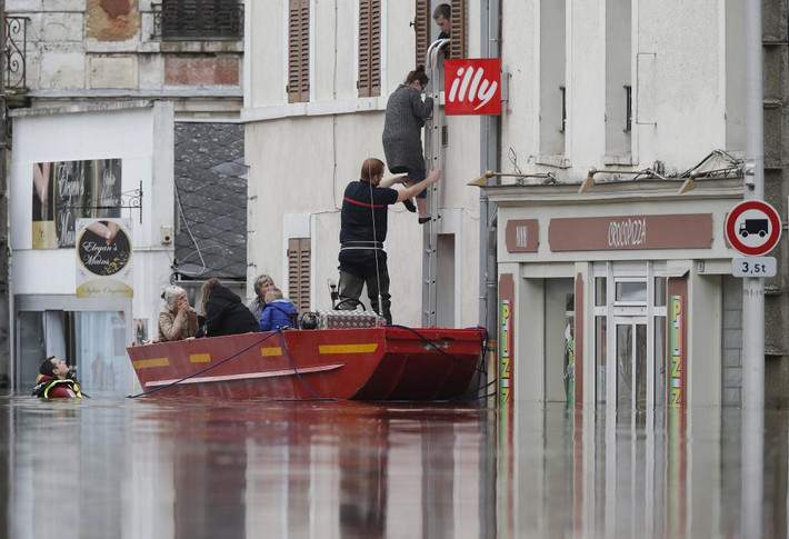 Người dân được sơ tán ở Montargis, gần Orleans.