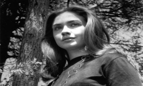 Sau khi hoàn tất chương trình trung học vào năm 1965, cựu Ngoại trưởng Mỹ Hillary Clinton đã ghi danh vào Đại học Wellesley ở tiểu bang Massachusetts (Mỹ). Ảnh chụp bà Clinton bên hồ Waban của trường Wellesley khi bà còn là sinh viên.