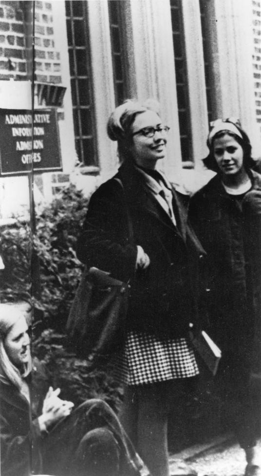 Cô sinh viên Clinton ngày nào đứng tại khuôn viên trường Đại học Wellesley.
