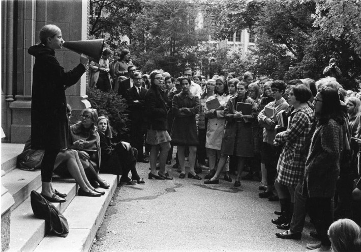 Nữ sinh Hillary Clinton (mặc váy kẻ ô) trong một cuộc mít tinh của trường Đại học Wellesley.