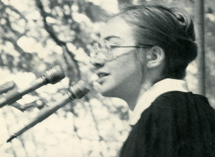 Sinh viên Clinton đọc diễn văn trong lễ phát văn bằng trong buổi lễ tốt nghiệp trường Đại học Wellesley năm 1969.
