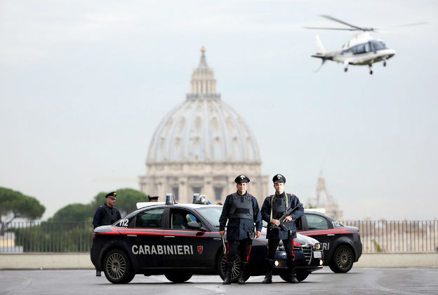 Cảnh sát Italy làm nhiệm vụ trước Thánh đường St. Peter’s Basilica ở thủ đô Rome. Ảnh: Reuters.