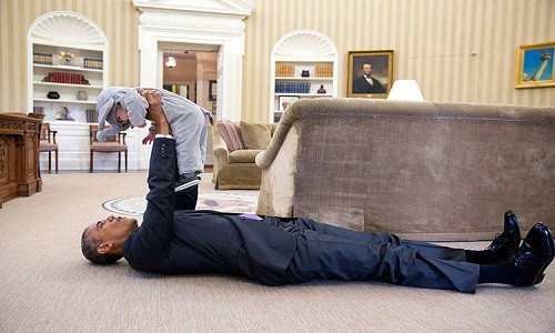 Tổng thống Mỹ Barack Obama và bé Ella Rhodes, con gái của Phó ban Cố vấn An ninh Quốc gia Ben Rhodes. (ảnh: Nhà Trắng).
