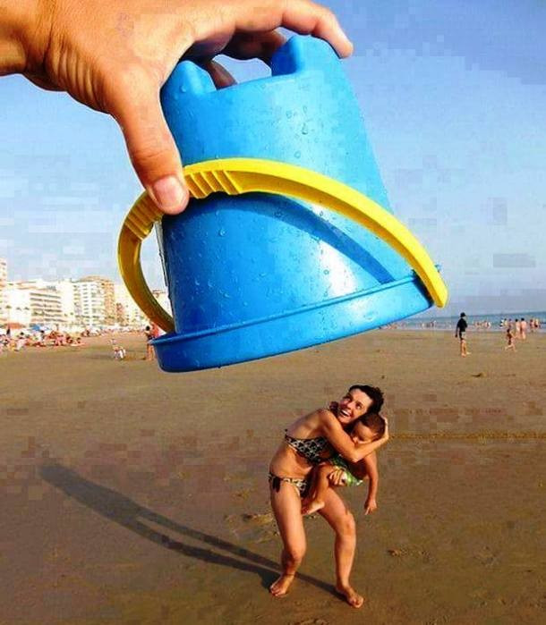 Do góc chụp, người phụ nữ này và đứa trẻ trở nên thật nhỏ bé dưới bàn tay của “người khổng lồ”. Đây là một trong những bức ảnh đánh lừa thị giác.