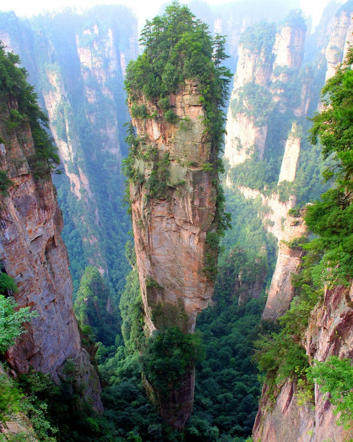 Thiên Tử Sơn, Trương Gia Giới, Hồ Nam: Phong cảnh ở đây như một bức tranh tuyệt đẹp do thiên nhiên ban tặng, với hàng nghìn ngọn núi cao chót vót xếp cạnh nhau.