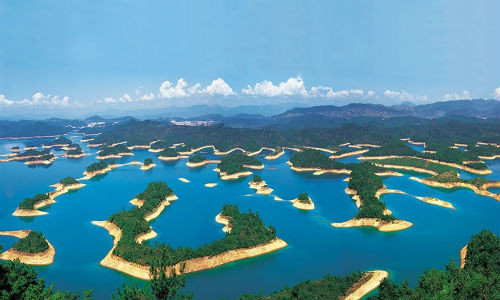 Hồ Vạn Đảo, Chiết Giang: Rộng khoảng 150 km2, đây là hồ nước nhân tạo với 1.078 hòn đảo lớn nhỏ được hình thành sau khi hoàn thành nhà máy thủy điện trên sông Xin'an.