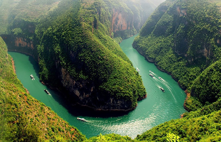 Sông Trường Giang: Con sông còn có tên gọi khác là Dương Tử và nhiều tên khác tùy theo nơi nó chảy qua. Với độ dài hơn 6.300 km, đây là dòng sông dài nhất Trung Quốc và dài thứ 3 thế giới, chỉ sau sông Nile và sông Amazon.