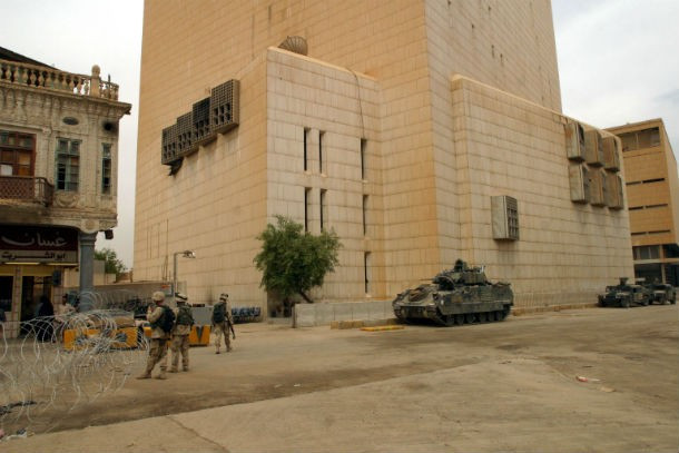 Theo quan chức Mỹ và Iraq, vài giờ trước khi Mỹ thả bom xuống thủ đô Baghdad của Iraq, một trong những người con trai của cựu Tổng thống Iraq Saddam Hussein đã lấy gần 1 tỷ USD tiền mặt từ Ngân hàng Trung ương Iraq. Đây trở thành một vụ cướp ngân hàng lớn nhất trong lịch sử.