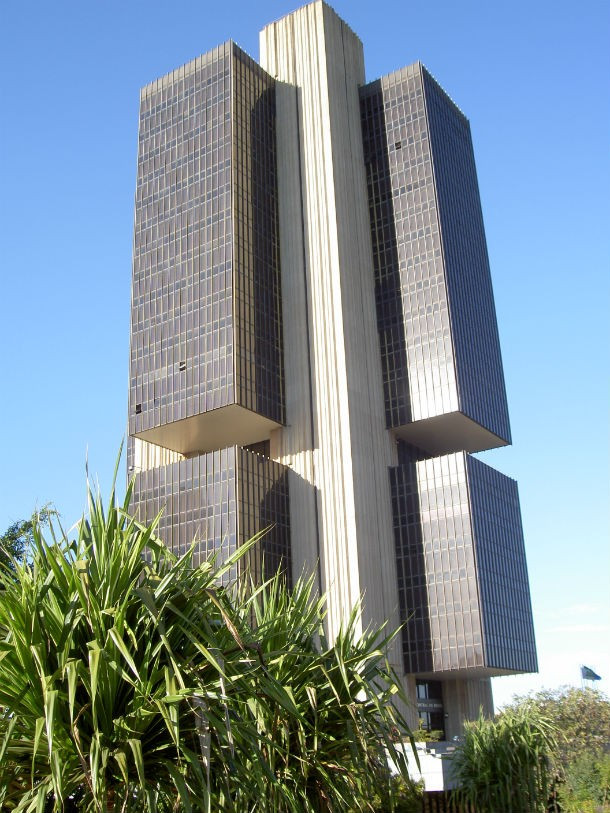 Vụ cướp ở Ngân hàng Trung ương Banco của Brazil. Khi đó, những tên trộm đã đào một đường hầm dài gần 80 mét và đột nhập vào ngân hàng, cuỗm đi khoảng 70 triệu USD. Cảnh sát sau đó đã bắt giữ được 8 trong số 25 nghi phạm được cho là liên quan đến vụ cướp táo tợn này.