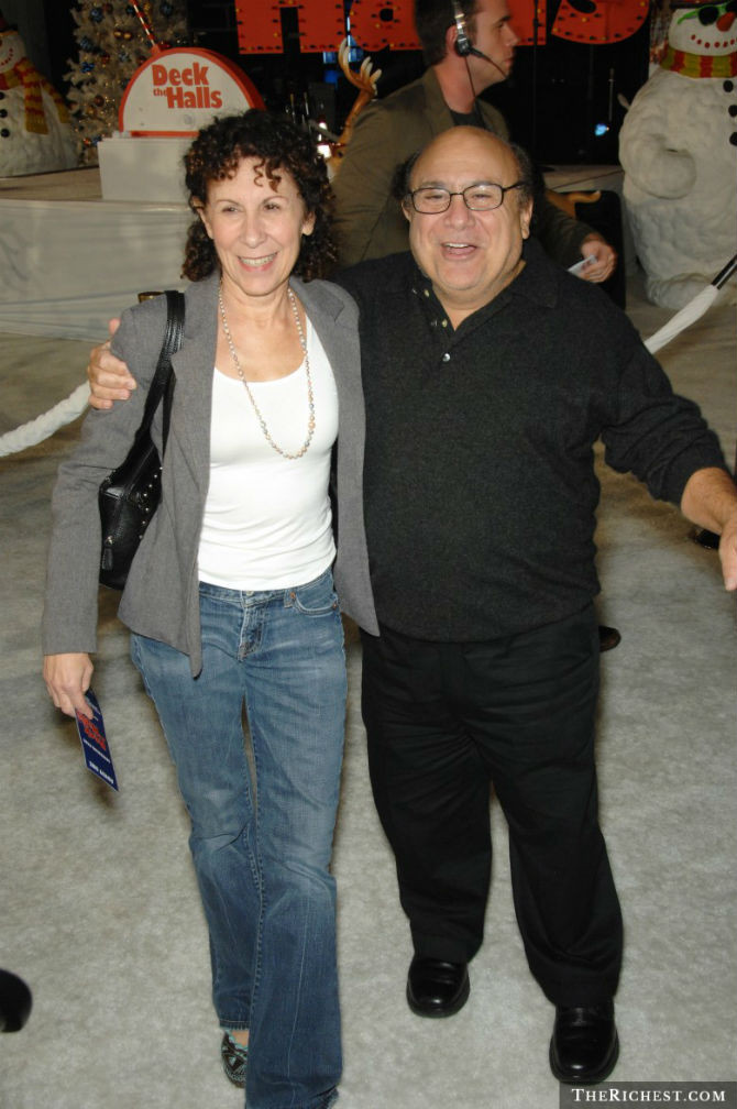 Nữ diễn viên Rhea Perlman và chồng, Danny DeVito, cùng có chiều cao là 1,52 mét. Cặp đôi gặp nhau năm 1971 và năm 1982, họ tổ chức đám cưới.