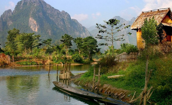 Lào là một trong những thiên đường du lịch có giá rẻ nhất năm 2016. Du khách có thể thuê nhà nghỉ với giá không quá 10 USD một đêm và mỗi bữa ăn địa phương chỉ tốn 1 hoặc 2 USD.