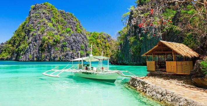 Mặc dù du lịch Philippines không rẻ như ở Lào hay Thái Lan nhưng những bãi biển hoang sơ tuyệt đẹp, những ngọn núi xanh cùng những khu rừng nhiệt đới,... của quốc gia này thực sự cuốn hút du khách.