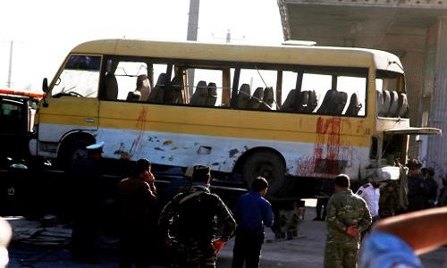Trước đó, ngày 19/4, phiến quân Taliban tiến hành vụ đánh bom làm 64 người thiệt mạng và hơn 340 người bị thương. Ảnh: Hiện trường vụ đánh bom xe buýt ở Kabul hôm 20/6.