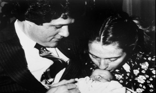 Năm 1975, Rodham kết hôn với Bill Clinton, người chồng bà gặp tại trường luật của Đại học Yale. Năm 1980, vợ chồng bà Clinton chào đón cô con gái của họ, Chelsea.