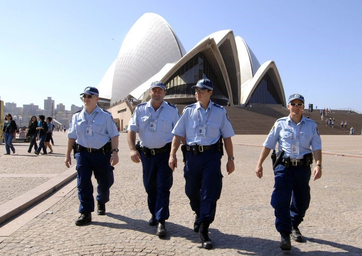 Đồng phục của cảnh sát thành phố Sydney, Australia, có cả mũ lưỡi trai. Cảnh sát đội chúng khi làm nhiệm vụ dưới thời tiết nóng bức. Ảnh: ABC.net.