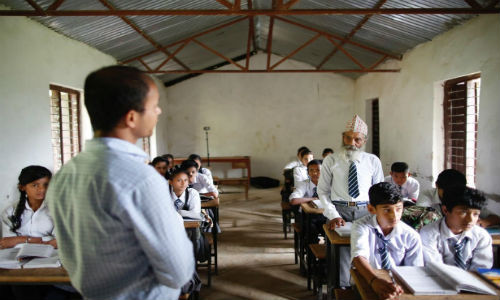 Durga Kami chính là cụ ông 68 tuổi ở Nepal đang theo học lớp 10 của trường Shree Kala Bhairab. Ảnh Reuters.