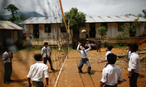 Mặc dù tuổi cao nhưng cụ Kami, một trong những học sinh cao tuổi nhất Nepal , vẫn tham gia vào mọi hoạt động của trường, trong đó có cả bóng chuyền. Ảnh Reuters.