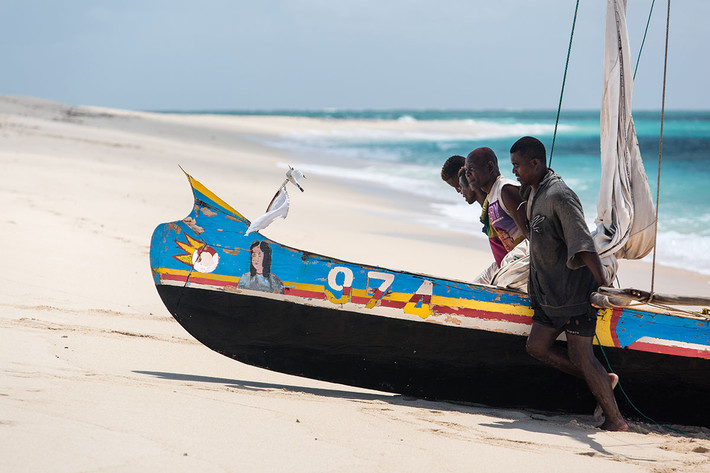 Chính phủ Madagascar và tổ chức phi chính phủ Blue Ventures đang phối hợp cùng các ngư dân để tạo ra một khu bảo vệ hàng hải do cộng đồng quản lý. Họ hy vọng ngành thủy sản sẽ được khôi phục và thậm chí mang lại lợi nhuận.