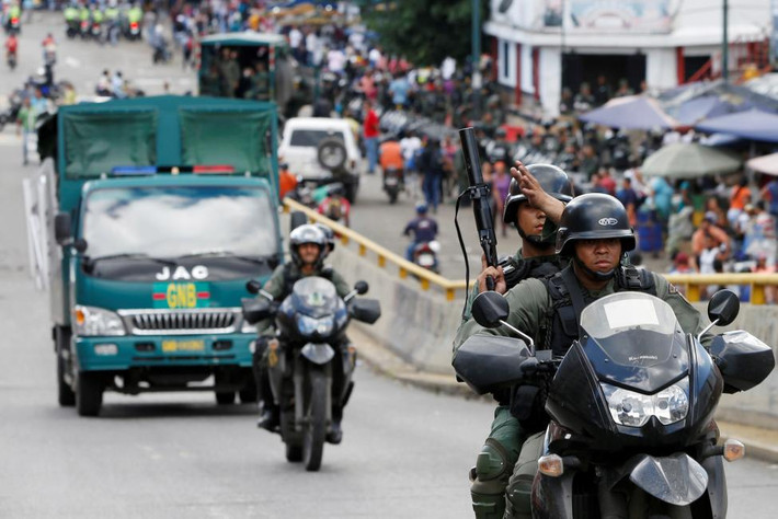 Vệ binh Quốc gia Venezuela tuần tra trên đường phố ở Petare, thủ đô Caracas, ngày 9/6.
