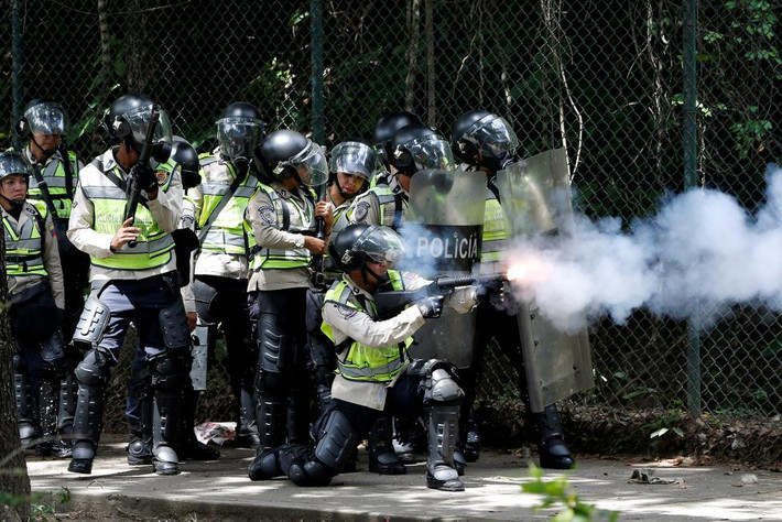 Cảnh sát chống bạo động xịt hơi cay về phía người biểu tình ở thủ đô Caracas.