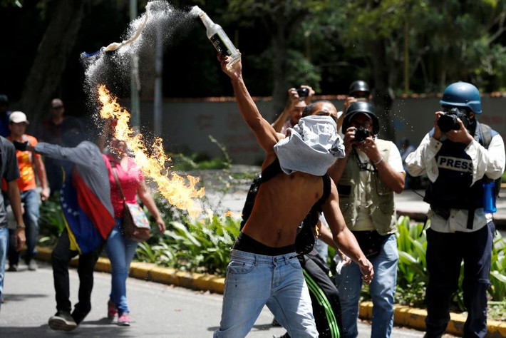 Một người biểu tình trên đường phố Caracas.