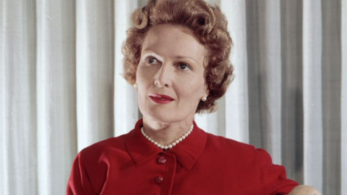 Pat Nixon là vợ của Tổng thống thứ 37 của Mỹ, Richard Nixon. Không chỉ xinh đẹp mà bà Pat Nixon còn là một người tài giỏi và là Đệ nhất phu nhân Mỹ đầu tiên có bằng Đại học.