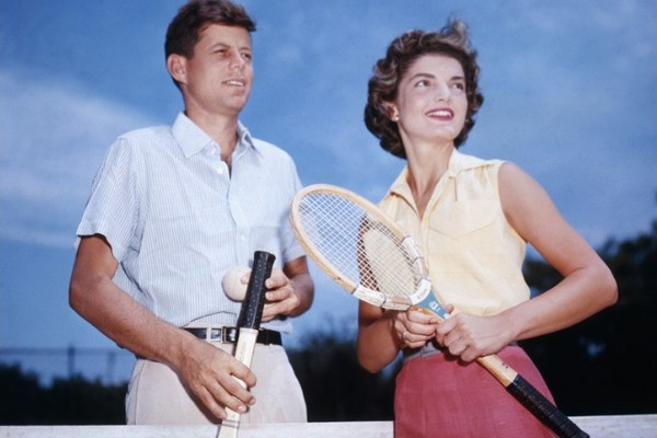 Jacqueline Kennedy là Đệ nhất phu nhân Mỹ trong khoảng thời gian 1961-1963. Bà là vợ của cựu Tổng thống John F.Kennedy. Nụ cười tươi và gương mặt xinh đẹp của bà Jacqueline luôn thu hút mọi ánh nhìn.